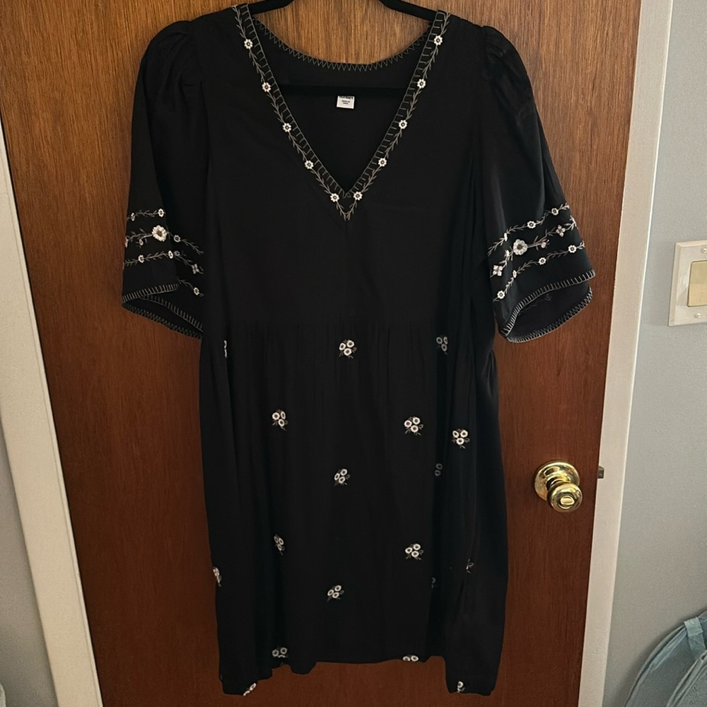 Black vneck dress with white floral detailing. From Old Navy. Never worn
